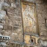 Nella lunetta del portale vi � un bassorilievo di San Nicola del XIV secolo: la pi� antica immagine del Patrono presente in Basilica